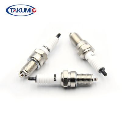 Remplacement d'une bougie d'allumage pour moteur de jardin de moto
